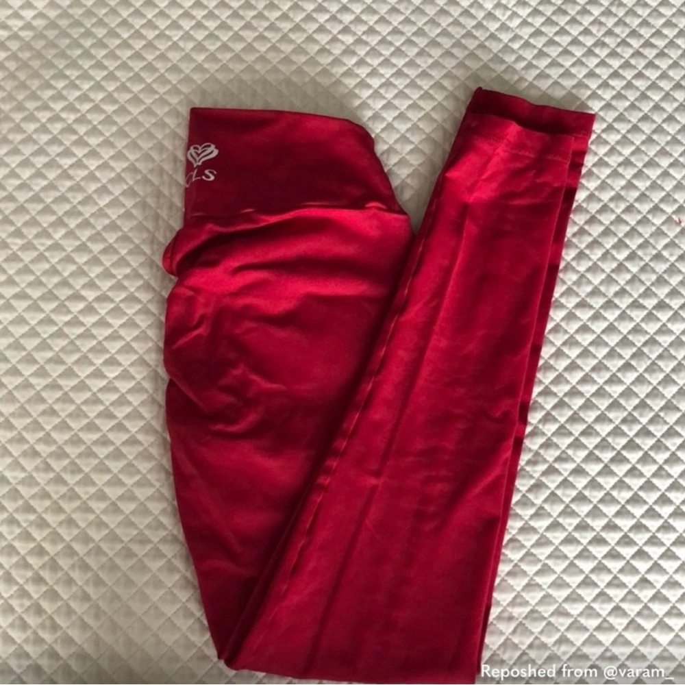 CLS SPORTSWEAR RED Scrunch Butt Leggings
